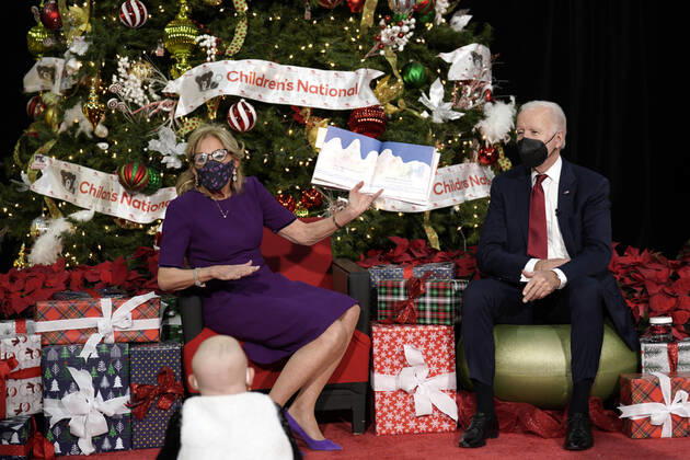 Bilder des Jahres 2022, News 12 Dezember News Themen der Woche KW51 News Bilder des Tages United States President Joe Biden and first lady Dr. Jill Biden host a book reading of The Snowy Day by Ezra Jack Keats during their holiday visit patients and families at Children?s National Hospital in Washington on December 23, 2022. Copyright: xYurixGripasx xPoolxviaxCNPx MediaPunchx