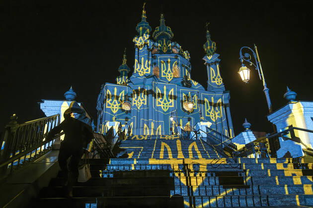 Bilder des Jahres 2022, News 12 Dezember News Themen der Woche KW51 Kiew, St.-Andreas-Kirche erleuchtet durch Schweizer Lichtkünstler Gerry Hofstetter People Look At The St Andrew Church Illuminated By The World-famous Swiss Light Artist Gerry Hofstetter Before Christmas In Kyiv People look at the St Andrew church illuminated by the world-famous Swiss light artist Gerry Hofstetter Before Christmas in Kyiv, Ukraine, 23 December 2022 Kyiv Ukraine  Copyright: xMaxymxMarusenkox originalFilename: musienko-notitle221223_npb0u.jpg