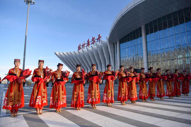 Bilder des Jahres 2022, News 12 Dezember News Themen der Woche KW51 (221223) -- TAXKORGAN, Dec. 23, 2022 -- Local performers greet passengers boarding the first flight at the Taxkorgan airport in Taxkorgan Tajik Autonomous County, northwest China s Xinjiang Uygur Autonomous Region, Dec. 23, 2022. A passenger aircraft on Friday morning arrived in Taxkorgan Tajik Autonomous County, northwest China s Xinjiang Uygur Autonomous Region, marking the inauguration of the region s first high plateau airport. Departing from the regional capital Urumqi at 8:57 a.m., the flight CZ5193, operated by China Southern Airlines, landed at the Taxkorgan airport at 10:59 a.m. The airport, located at 3,258 meters above sea level, is China s westernmost transportation airport. Equipped with a 3,800-meter runway, the airport