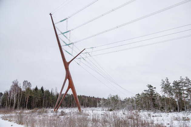 Estland, Erster estnische Designer-Hochspannungsmast Soorebane bei Risti 22.12.2022, Rouma The first Estonian designer highvoltage pylon Soorebane (Bog Fox), Estonia™s first designer highvoltage pylon, was ordered by Elering and completed in July 2020 near Risti small town in Lääne County. Soorebane, built near the region of the intersection of Ääsmäe-Haapsalu and Risti-Virtsu highways, is 45 metres high and weighs 38.5 tons. The designer pylon has been made of COR-TEN steel, which gives the pylon its characteristic rusty hue. The diameter of the trunk of the pylon is 1.66 metres at the thickest part and the maximum thickness of the wall is 22 millimetres. The authors are Part OÜ architects Sille Pihlak and Siim Tuksam Photo Mihkel Maripuu, Postimees Rouma Läänemaa Estonia 1MM26DEC22O01  Copyright: xMihkelxMaripuux Designer highvoltage pylon