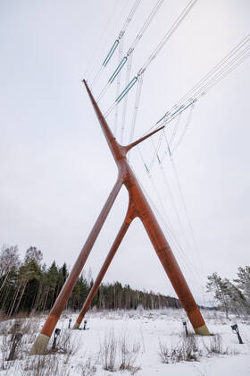 Estland, Erster estnische Designer-Hochspannungsmast Soorebane bei Risti 22.12.2022, Rouma The first Estonian designer highvoltage pylon Soorebane (Bog Fox), Estonia™s first designer highvoltage pylon, was ordered by Elering and completed in July 2020 near Risti small town in Lääne County. Soorebane, built near the region of the intersection of Ääsmäe-Haapsalu and Risti-Virtsu highways, is 45 metres high and weighs 38.5 tons. The designer pylon has been made of COR-TEN steel, which gives the pylon its characteristic rusty hue. The diameter of the trunk of the pylon is 1.66 metres at the thickest part and the maximum thickness of the wall is 22 millimetres. The authors are Part OÜ architects Sille Pihlak and Siim Tuksam Photo Mihkel Maripuu, Postimees Rouma Läänemaa Estonia 1MM26DEC22O03 Copyright: xMihkelxMaripuux Designer highvoltage pylon