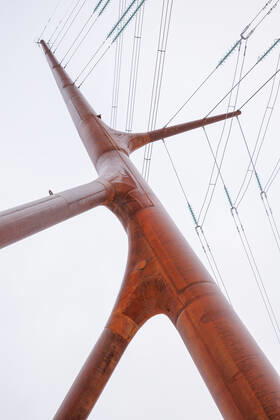 Estland, Erster estnische Designer-Hochspannungsmast Soorebane bei Risti 22.12.2022, Rouma The first Estonian designer highvoltage pylon Soorebane (Bog Fox), Estonia™s first designer highvoltage pylon, was ordered by Elering and completed in July 2020 near Risti small town in Lääne County. Soorebane, built near the region of the intersection of Ääsmäe-Haapsalu and Risti-Virtsu highways, is 45 metres high and weighs 38.5 tons. The designer pylon has been made of COR-TEN steel, which gives the pylon its characteristic rusty hue. The diameter of the trunk of the pylon is 1.66 metres at the thickest part and the maximum thickness of the wall is 22 millimetres. The authors are Part OÜ architects Sille Pihlak and Siim Tuksam Photo Mihkel Maripuu, Postimees Rouma Läänemaa Estonia 1MM26DEC22O10  Copyright: xMihkelxMaripuux Designer highvoltage pylon