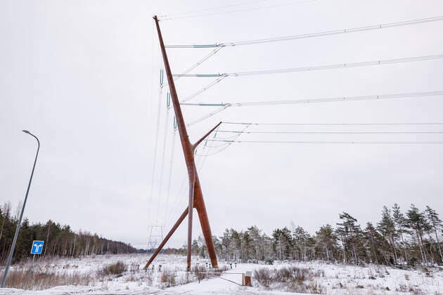 Estland, Erster estnische Designer-Hochspannungsmast Soorebane bei Risti 22.12.2022, Rouma The first Estonian designer highvoltage pylon Soorebane (Bog Fox), Estonia™s first designer highvoltage pylon, was ordered by Elering and completed in July 2020 near Risti small town in Lääne County. Soorebane, built near the region of the intersection of Ääsmäe-Haapsalu and Risti-Virtsu highways, is 45 metres high and weighs 38.5 tons. The designer pylon has been made of COR-TEN steel, which gives the pylon its characteristic rusty hue. The diameter of the trunk of the pylon is 1.66 metres at the thickest part and the maximum thickness of the wall is 22 millimetres. The authors are Part OÜ architects Sille Pihlak and Siim Tuksam Photo Mihkel Maripuu, Postimees Rouma Läänemaa Estonia 1MM26DEC22O11  Copyright: xMihkelxMaripuux Designer highvoltage pylon