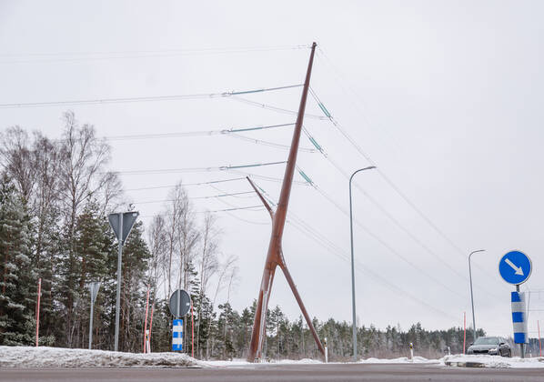 Estland, Erster estnische Designer-Hochspannungsmast Soorebane bei Risti 22.12.2022, Rouma The first Estonian designer highvoltage pylon Soorebane (Bog Fox), Estonia™s first designer highvoltage pylon, was ordered by Elering and completed in July 2020 near Risti small town in Lääne County. Soorebane, built near the region of the intersection of Ääsmäe-Haapsalu and Risti-Virtsu highways, is 45 metres high and weighs 38.5 tons. The designer pylon has been made of COR-TEN steel, which gives the pylon its characteristic rusty hue. The diameter of the trunk of the pylon is 1.66 metres at the thickest part and the maximum thickness of the wall is 22 millimetres. The authors are Part OÜ architects Sille Pihlak and Siim Tuksam Photo Mihkel Maripuu, Postimees Rouma Läänemaa Estonia 1MM26DEC22O16  Copyright: xMihkelxMaripuux Designer highvoltage pylon