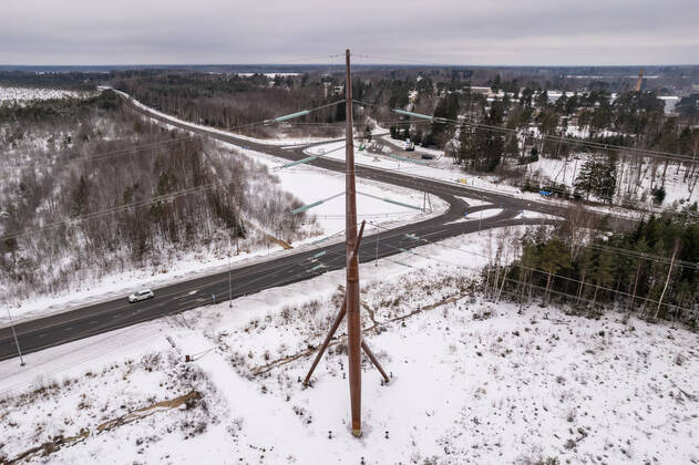 Estland, Erster estnische Designer-Hochspannungsmast Soorebane bei Risti 22.12.2022, Rouma The first Estonian designer highvoltage pylon Soorebane (Bog Fox), Estonia™s first designer highvoltage pylon, was ordered by Elering and completed in July 2020 near Risti small town in Lääne County. Soorebane, built near the region of the intersection of Ääsmäe-Haapsalu and Risti-Virtsu highways, is 45 metres high and weighs 38.5 tons. The designer pylon has been made of COR-TEN steel, which gives the pylon its characteristic rusty hue. The diameter of the trunk of the pylon is 1.66 metres at the thickest part and the maximum thickness of the wall is 22 millimetres. The authors are Part OÜ architects Sille Pihlak and Siim Tuksam Photo Mihkel Maripuu, Postimees Rouma Läänemaa Estonia 1MM26DEC22O21  Copyright: xMihkelxMaripuux Designer highvoltage pylon