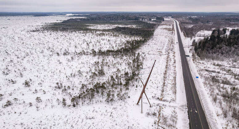 Estland, Erster estnische Designer-Hochspannungsmast Soorebane bei Risti 22.12.2022, Rouma The first Estonian designer highvoltage pylon Soorebane (Bog Fox), Estonia™s first designer highvoltage pylon, was ordered by Elering and completed in July 2020 near Risti small town in Lääne County. Soorebane, built near the region of the intersection of Ääsmäe-Haapsalu and Risti-Virtsu highways, is 45 metres high and weighs 38.5 tons. The designer pylon has been made of COR-TEN steel, which gives the pylon its characteristic rusty hue. The diameter of the trunk of the pylon is 1.66 metres at the thickest part and the maximum thickness of the wall is 22 millimetres. The authors are Part OÜ architects Sille Pihlak and Siim Tuksam Photo Mihkel Maripuu, Postimees Rouma Läänemaa Estonia 1MM26DEC22O22  Copyright: xMihkelxMaripuux Designer highvoltage pylon