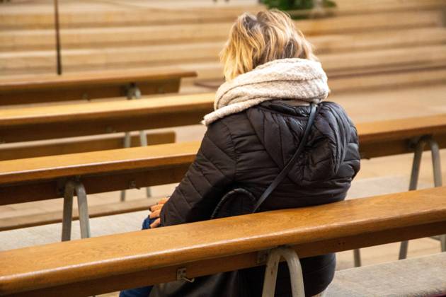 Symbolbild: Junge Frau in der Kirche