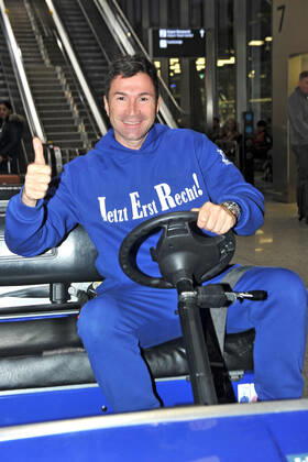 RTL - Dschungelcamp 2023. Lucas Cordalis anläßlich der Abreise der Kandidaten der RTL - Sendung Ich bin ein Star - holt mich hier raus zum Dschungel-Camp 2023 in Australien am 02.01.2023 auf dem Flughafen Frankfurt Main. 20230102MWI53782