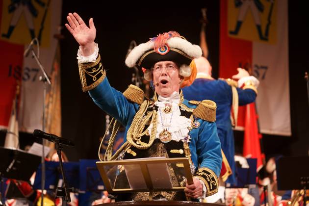 THOMAS THELEN AUF EINEM HANDY VERLEIHUNG DES RANZENGARDISTEN AN CHRISTIAN HEIDEL GROSSER MUSIKALISCHER GENERALAPPELL DER MAINZER RANZENGARDE KURFUERSTLICHES SCHLOSS MAINZ