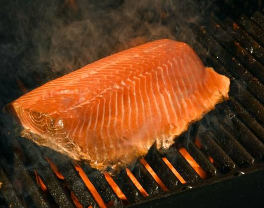  Searing and smoking salmon fish fillet on grill, Close up searing and smoking salmon fish fillet on open fire outdoor grill with cast iron metal grate, high angle view, Close up searing and smoking salmon fish fillet on open fire outdoor grill with cast iron metal grate, high angle view, 23.09.2022, Copyright: xBreakingTheWallsx Panthermedia31928178.jpg
