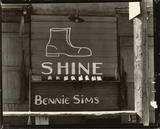 RECORD DATE NOT STATED Shoeshine Sign in a Southern Town Shoeshine Stand Detail, Southeastern U.S.. Walker Evans (American, 1903 - 1975) Copyright: xpiemagsx gb26933 !ACHTUNG AUFNAHMEDATUM GESCHÄTZT!