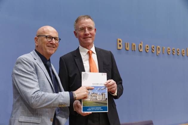 Städte- und Gemeindebund blickt auf 2023 2023-01-04, Deutschland, Berlin - Bundespressekonferenz: Der Deutsche Städte- und Gemeindebund (DStGB) blickt auf das Jahr 2022 zurück und gibt einen Ausblick auf 2023. Im Bild l. Uwe Brandl, Präsident des DStGB und Erster Bürgermeister der Stadt Abensberg, und Dr. Gerd Landsberg, Geschäftsführendes Präsidialmitglied des DStGB.