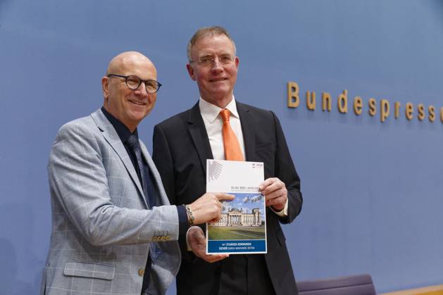 News Bilder des Tages Städte- und Gemeindebund blickt auf 2023 2023-01-04, Deutschland, Berlin - Bundespressekonferenz: Der Deutsche Städte- und Gemeindebund (DStGB) blickt auf das Jahr 2022 zurück und gibt einen Ausblick auf 2023. Im Bild l. Uwe Brandl, Präsident des DStGB und Erster Bürgermeister der Stadt Abensberg, und Dr. Gerd Landsberg, Geschäftsführendes Präsidialmitglied des DStGB.