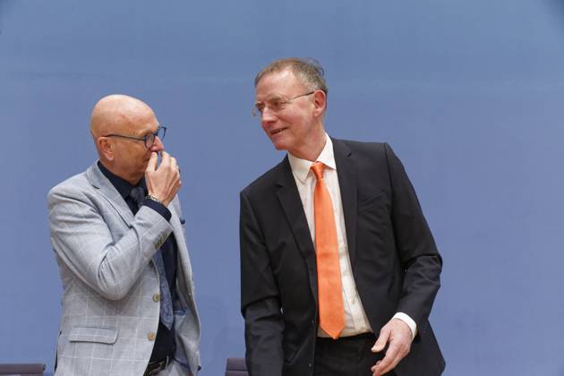 Städte- und Gemeindebund blickt auf 2023 2023-01-04, Deutschland, Berlin - Bundespressekonferenz: Der Deutsche Städte- und Gemeindebund (DStGB) blickt auf das Jahr 2022 zurück und gibt einen Ausblick auf 2023. Im Bild l. Uwe Brandl, Präsident des DStGB und Erster Bürgermeister der Stadt Abensberg, und Dr. Gerd Landsberg, Geschäftsführendes Präsidialmitglied des DStGB.