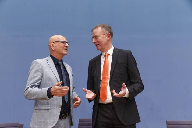 Städte- und Gemeindebund blickt auf 2023 2023-01-04, Deutschland, Berlin - Bundespressekonferenz: Der Deutsche Städte- und Gemeindebund (DStGB) blickt auf das Jahr 2022 zurück und gibt einen Ausblick auf 2023. Im Bild l. Uwe Brandl, Präsident des DStGB und Erster Bürgermeister der Stadt Abensberg, und Dr. Gerd Landsberg, Geschäftsführendes Präsidialmitglied des DStGB.