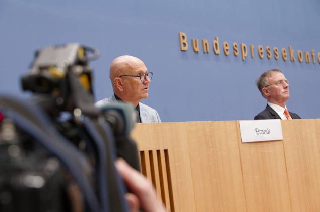Städte- und Gemeindebund blickt auf 2023 2023-01-04, Deutschland, Berlin - Bundespressekonferenz: Der Deutsche Städte- und Gemeindebund (DStGB) blickt auf das Jahr 2022 zurück und gibt einen Ausblick auf 2023. Im Bild l. Uwe Brandl, Präsident des DStGB und Erster Bürgermeister der Stadt Abensberg, und Dr. Gerd Landsberg, Geschäftsführendes Präsidialmitglied des DStGB.