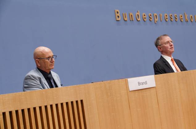 Städte- und Gemeindebund blickt auf 2023 2023-01-04, Deutschland, Berlin - Bundespressekonferenz: Der Deutsche Städte- und Gemeindebund (DStGB) blickt auf das Jahr 2022 zurück und gibt einen Ausblick auf 2023. Im Bild l. Uwe Brandl, Präsident des DStGB und Erster Bürgermeister der Stadt Abensberg, und Dr. Gerd Landsberg, Geschäftsführendes Präsidialmitglied des DStGB.
