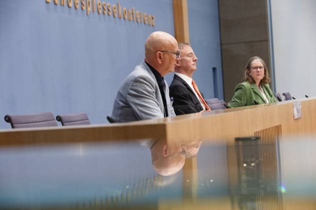 Städte- und Gemeindebund blickt auf 2023 2023-01-04, Deutschland, Berlin - Bundespressekonferenz: Der Deutsche Städte- und Gemeindebund (DStGB) blickt auf das Jahr 2022 zurück und gibt einen Ausblick auf 2023. Im Bild l. Uwe Brandl, Präsident des DStGB und Erster Bürgermeister der Stadt Abensberg, und Dr. Gerd Landsberg, Geschäftsführendes Präsidialmitglied des DStGB.