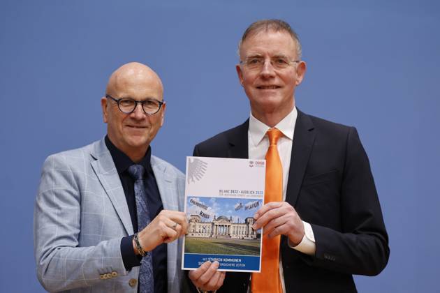 Uwe Brandl, Präsident und Erster Bürgermeister der Stadt Abensberg, Dr. Gerd Landsberg, Geschäftsführendes Präsidialmitglied, Deutschland, Berlin, Bundespressekonferenz, Thema: Rückblick 2022 Ausblick 2023 des Deutschen Städte- und Gemeindebundes (DStGB)