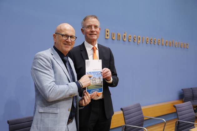 Uwe Brandl, Präsident und Erster Bürgermeister der Stadt Abensberg, Dr. Gerd Landsberg, Geschäftsführendes Präsidialmitglied, Deutschland, Berlin, Bundespressekonferenz, Thema: Rückblick 2022 Ausblick 2023 des Deutschen Städte- und Gemeindebundes (DStGB)