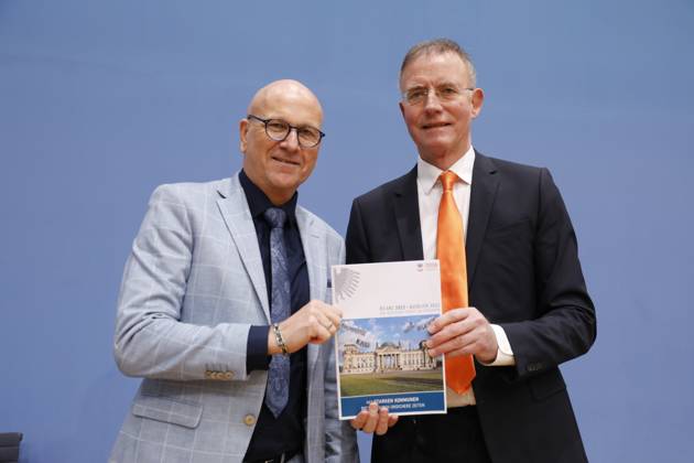 Uwe Brandl, Präsident und Erster Bürgermeister der Stadt Abensberg, Dr. Gerd Landsberg, Geschäftsführendes Präsidialmitglied, Deutschland, Berlin, Bundespressekonferenz, Thema: Rückblick 2022 Ausblick 2023 des Deutschen Städte- und Gemeindebundes (DStGB)