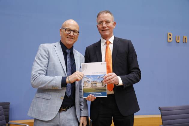 Uwe Brandl, Präsident und Erster Bürgermeister der Stadt Abensberg, Dr. Gerd Landsberg, Geschäftsführendes Präsidialmitglied, Deutschland, Berlin, Bundespressekonferenz, Thema: Rückblick 2022 Ausblick 2023 des Deutschen Städte- und Gemeindebundes (DStGB)
