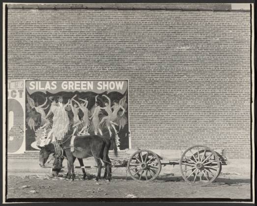 RECORD DATE NOT STATED Mule Team and Poster, Demopolis, Alabama. Walker Evans (American, 1903 - 1975) Copyright: xpiemagsx gb58288 !ACHTUNG AUFNAHMEDATUM GESCHÄTZT!