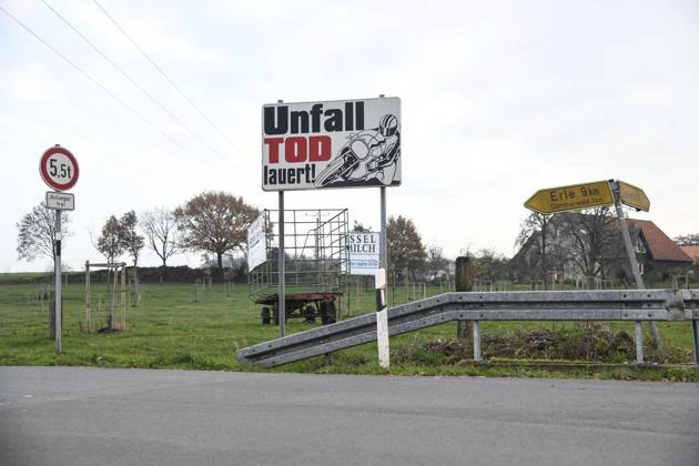 Unfall Tod lauert für Motorradfahrer in Marienthal <p>Ein Schild weisst auf die Gefahr hin, Unfall Tod lauert, an der Dämmerwalder Straße Ecke Marienthaler Straße und Klosterweg, am Freitag, 27.11.2020 in Hamminkeln - Marienthal. Seit Jahren sterben auf der Marienthaler Straße Motorradfahrer. Die Strecke wurde mittlerweile auf Tempo 50 gedrosselt. Deutschland NRW Marienthal Copyright: MarkusxJoosten NUR FÜR REDAKTIONELLE ZWECKE