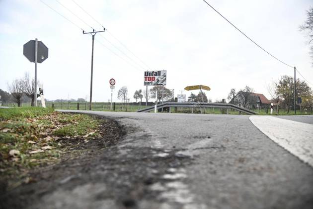 Unfall Tod lauert für Motorradfahrer in Marienthal <p>Ein Schild weisst auf die Gefahr hin, Unfall Tod lauert, an der Dämmerwalder Straße Ecke Marienthaler Straße und Klosterweg, am Freitag, 27.11.2020 in Hamminkeln - Marienthal. Seit Jahren sterben auf der Marienthaler Straße Motorradfahrer. Die Strecke wurde mittlerweile auf Tempo 50 gedrosselt. Deutschland NRW Marienthal Copyright: MarkusxJoosten NUR FÜR REDAKTIONELLE ZWECKE