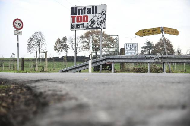 Unfall Tod lauert für Motorradfahrer in Marienthal <p>Ein Schild weisst auf die Gefahr hin, Unfall Tod lauert, an der Dämmerwalder Straße Ecke Marienthaler Straße und Klosterweg, am Freitag, 27.11.2020 in Hamminkeln - Marienthal. Seit Jahren sterben auf der Marienthaler Straße Motorradfahrer. Die Strecke wurde mittlerweile auf Tempo 50 gedrosselt. Deutschland NRW Marienthal Copyright: MarkusxJoosten NUR FÜR REDAKTIONELLE ZWECKE
