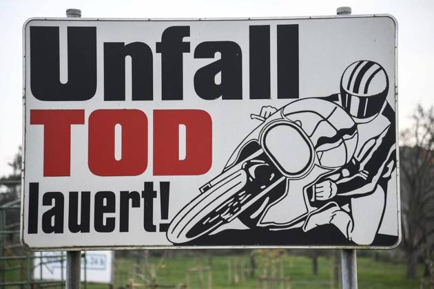 Unfall Tod lauert für Motorradfahrer in Marienthal <p>Ein Schild weisst auf die Gefahr hin, Unfall Tod lauert, an der Dämmerwalder Straße Ecke Marienthaler Straße und Klosterweg, am Freitag, 27.11.2020 in Hamminkeln - Marienthal. Seit Jahren sterben auf der Marienthaler Straße Motorradfahrer. Die Strecke wurde mittlerweile auf Tempo 50 gedrosselt. Deutschland NRW Marienthal Copyright: MarkusxJoosten NUR FÜR REDAKTIONELLE ZWECKE