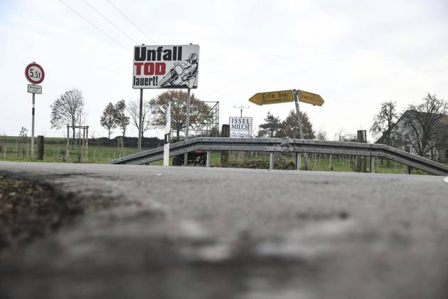 Unfall Tod lauert für Motorradfahrer in Marienthal <p>Ein Schild weisst auf die Gefahr hin, Unfall Tod lauert, an der Dämmerwalder Straße Ecke Marienthaler Straße und Klosterweg, am Freitag, 27.11.2020 in Hamminkeln - Marienthal. Seit Jahren sterben auf der Marienthaler Straße Motorradfahrer. Die Strecke wurde mittlerweile auf Tempo 50 gedrosselt. Deutschland NRW Marienthal Copyright: MarkusxJoosten NUR FÜR REDAKTIONELLE ZWECKE