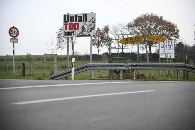 Unfall Tod lauert für Motorradfahrer in Marienthal <p>Ein Schild weisst auf die Gefahr hin, Unfall Tod lauert, an der Dämmerwalder Straße Ecke Marienthaler Straße und Klosterweg, am Freitag, 27.11.2020 in Hamminkeln - Marienthal. Seit Jahren sterben auf der Marienthaler Straße Motorradfahrer. Die Strecke wurde mittlerweile auf Tempo 50 gedrosselt. Deutschland NRW Marienthal Copyright: MarkusxJoosten NUR FÜR REDAKTIONELLE ZWECKE