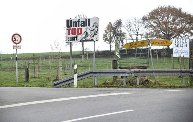 Unfall Tod lauert für Motorradfahrer in Marienthal <p>Ein Schild weisst auf die Gefahr hin, Unfall Tod lauert, an der Dämmerwalder Straße Ecke Marienthaler Straße und Klosterweg, am Freitag, 27.11.2020 in Hamminkeln - Marienthal. Seit Jahren sterben auf der Marienthaler Straße Motorradfahrer. Die Strecke wurde mittlerweile auf Tempo 50 gedrosselt. Deutschland NRW Marienthal Copyright: MarkusxJoosten NUR FÜR REDAKTIONELLE ZWECKE
