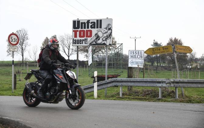 Unfall Tod lauert für Motorradfahrer in Marienthal <p>Ein Schild weisst auf die Gefahr hin, Unfall Tod lauert, an der Dämmerwalder Straße Ecke Marienthaler Straße und Klosterweg, am Freitag, 27.11.2020 in Hamminkeln - Marienthal. Seit Jahren sterben auf der Marienthaler Straße Motorradfahrer. Die Strecke wurde mittlerweile auf Tempo 50 gedrosselt. Deutschland NRW Marienthal Copyright: MarkusxJoosten NUR FÜR REDAKTIONELLE ZWECKE