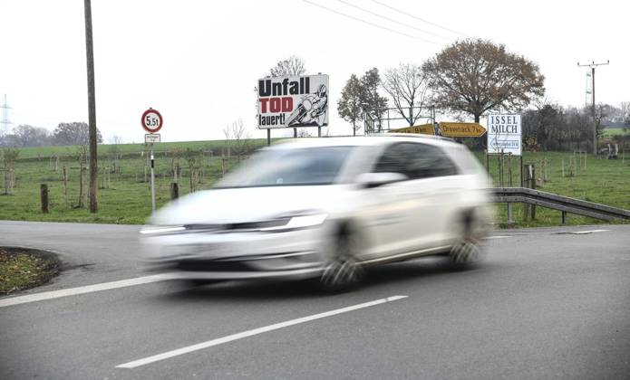 Unfall Tod lauert für Motorradfahrer in Marienthal <p>Ein Schild weisst auf die Gefahr hin, Unfall Tod lauert, an der Dämmerwalder Straße Ecke Marienthaler Straße und Klosterweg, am Freitag, 27.11.2020 in Hamminkeln - Marienthal. Seit Jahren sterben auf der Marienthaler Straße Motorradfahrer. Die Strecke wurde mittlerweile auf Tempo 50 gedrosselt. Deutschland NRW Marienthal Copyright: MarkusxJoosten NUR FÜR REDAKTIONELLE ZWECKE