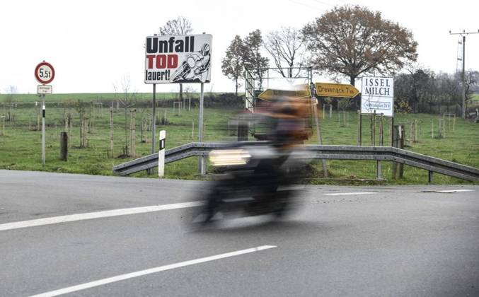 Unfall Tod lauert für Motorradfahrer in Marienthal <p>Ein Schild weisst auf die Gefahr hin, Unfall Tod lauert, an der Dämmerwalder Straße Ecke Marienthaler Straße und Klosterweg, am Freitag, 27.11.2020 in Hamminkeln - Marienthal. Seit Jahren sterben auf der Marienthaler Straße Motorradfahrer. Die Strecke wurde mittlerweile auf Tempo 50 gedrosselt. Deutschland NRW Marienthal Copyright: MarkusxJoosten NUR FÜR REDAKTIONELLE ZWECKE