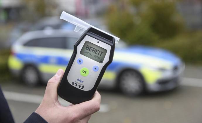 Alkohol im Strassenverkehr <p>Eine Hand hält am Mittwoch, 06. November 2019, ein Atemalkoholtestgerät in Kleve. Am Wochenende hat die Polizei in Kleve mehrere Autofahrer gestoppt, die Alkohol im Blut hatten. Foto : Markus Weissenfels FUNKE Funke Foto Services< p> Politik Deutschland NRW Kleve Copyright: MarkusxWeissenfels NUR FÜR REDAKTIONELLE ZWECKE