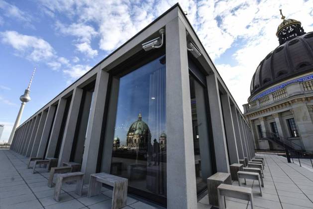 IMAGO Kreativ: Urbane Kultur - Sommer auf den Dächern Dachterrasse Humboldt-Forum <p>Eröffnung der Dachterrasse am 13. Oktober 2021 auf dem Humboldt-Forum in Berlin. Berlin Copyright: RetoxKlar NUR FÜR REDAKTIONELLE ZWECKE