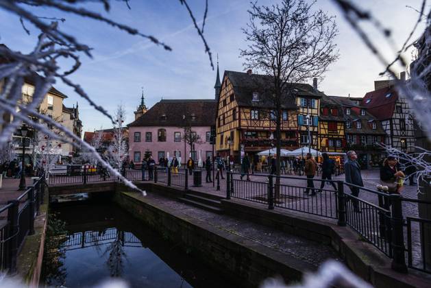 Menschen tummeln sich auf den Strassen in der weihnachtlich geschmückten historischen Altstadt am Neujahrstag. Colmar, Elsass, DÃ partements Haut-Rhin, Frankreich. Neujahr in Colmar