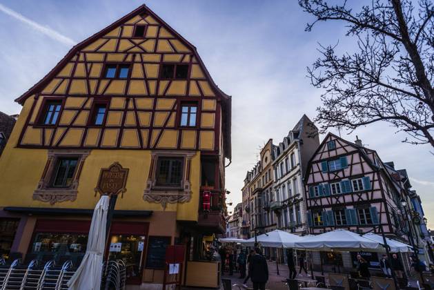 Menschen tummeln sich auf den Strassen in der weihnachtlich geschmückten historischen Altstadt am Neujahrstag. Colmar, Elsass, DÃ partements Haut-Rhin, Frankreich. Neujahr in Colmar