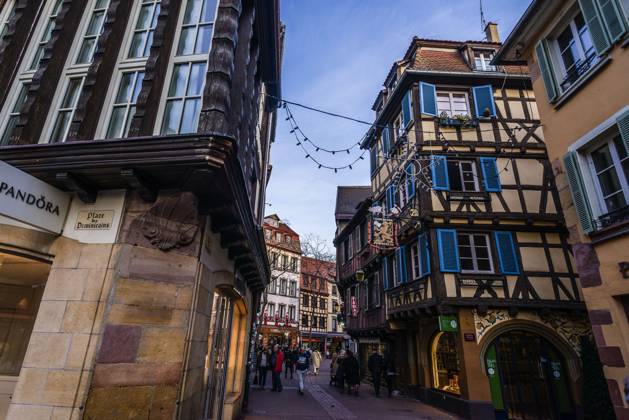 Menschen tummeln sich auf den Strassen in der weihnachtlich geschmückten historischen Altstadt am Neujahrstag. Colmar, Elsass, DÃ partements Haut-Rhin, Frankreich. Neujahr in Colmar