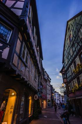 Menschen tummeln sich auf den Strassen in der weihnachtlich geschmückten historischen Altstadt am Neujahrstag. Colmar, Elsass, DÃ partements Haut-Rhin, Frankreich. Neujahr in Colmar