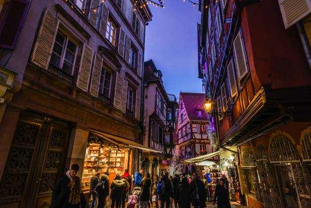 Menschen tummeln sich auf den Strassen in der weihnachtlich geschmückten historischen Altstadt am Neujahrstag. Colmar, Elsass, DÃ partements Haut-Rhin, Frankreich. Neujahr in Colmar