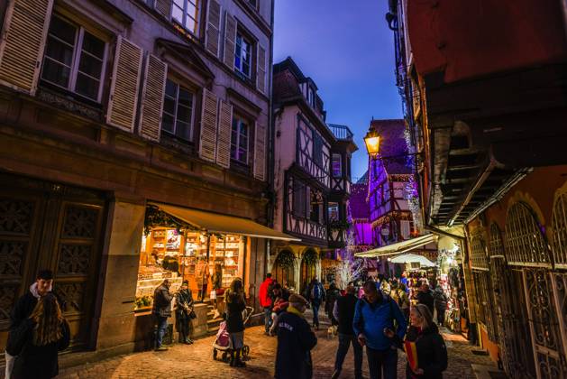 Menschen tummeln sich auf den Strassen in der weihnachtlich geschmückten historischen Altstadt am Neujahrstag. Colmar, Elsass, DÃ partements Haut-Rhin, Frankreich. Neujahr in Colmar