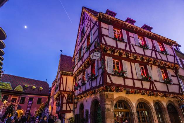 Menschen tummeln sich auf den Strassen in der weihnachtlich geschmückten historischen Altstadt am Neujahrstag. Colmar, Elsass, DÃ partements Haut-Rhin, Frankreich. Neujahr in Colmar
