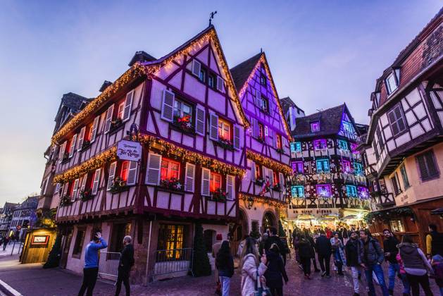Menschen tummeln sich auf den Strassen in der weihnachtlich geschmückten historischen Altstadt am Neujahrstag. Colmar, Elsass, DÃ partements Haut-Rhin, Frankreich. Neujahr in Colmar