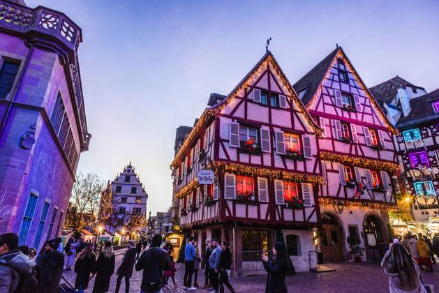 Menschen tummeln sich auf den Strassen in der weihnachtlich geschmückten historischen Altstadt am Neujahrstag. Colmar, Elsass, DÃ partements Haut-Rhin, Frankreich. Neujahr in Colmar