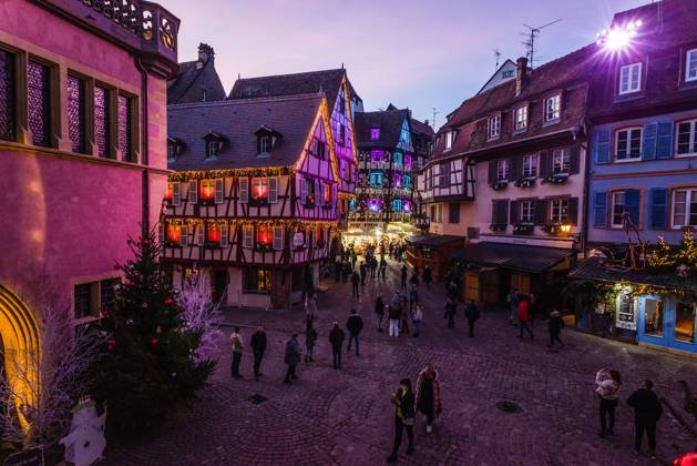 Menschen tummeln sich auf den Strassen in der weihnachtlich geschmückten historischen Altstadt am Neujahrstag. Colmar, Elsass, DÃ partements Haut-Rhin, Frankreich. Neujahr in Colmar