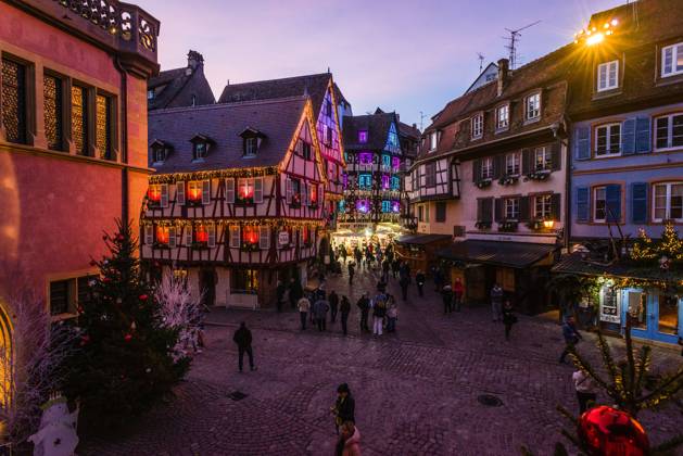 Menschen tummeln sich auf den Strassen in der weihnachtlich geschmückten historischen Altstadt am Neujahrstag. Colmar, Elsass, DÃ partements Haut-Rhin, Frankreich. Neujahr in Colmar